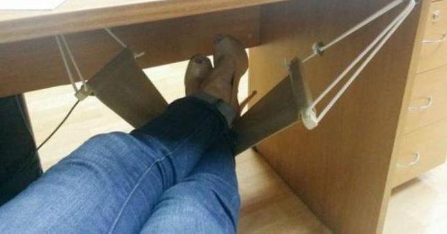 hängmatta för fötterna under arbetsbordet