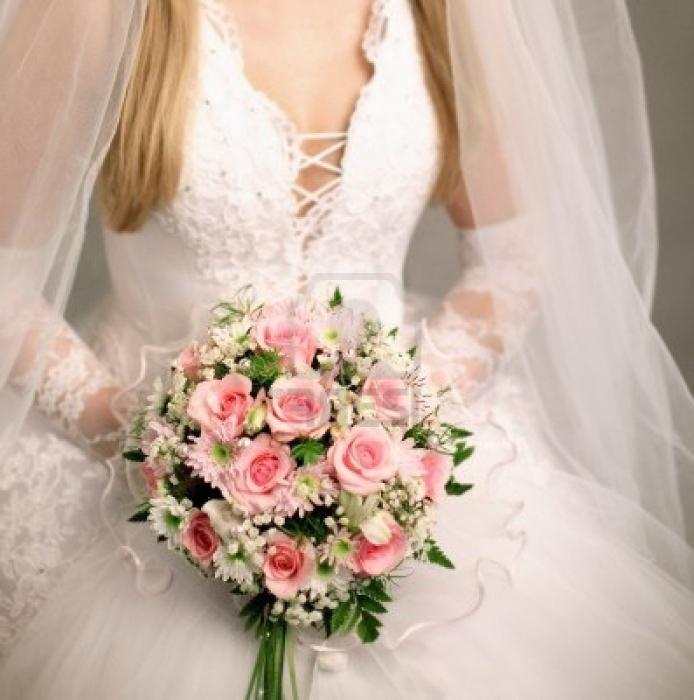 Bröllopsbukett av en brud från rosor till ett bröllop på vintern