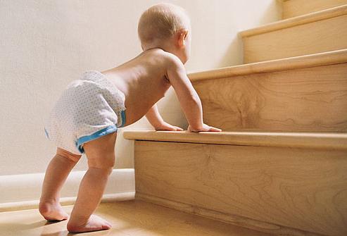 Hur många månader börjar barn att gå och hur ska de hjälpa barnet att ta de första stegen?
