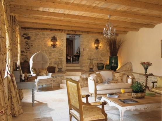 Interiörer av hus i Provence stil - sofistikering och enkelhet i naturens bakgrund