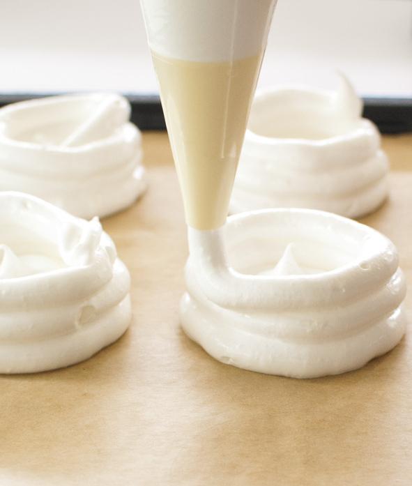 Hur man gör meringues hemma från enkla produkter?