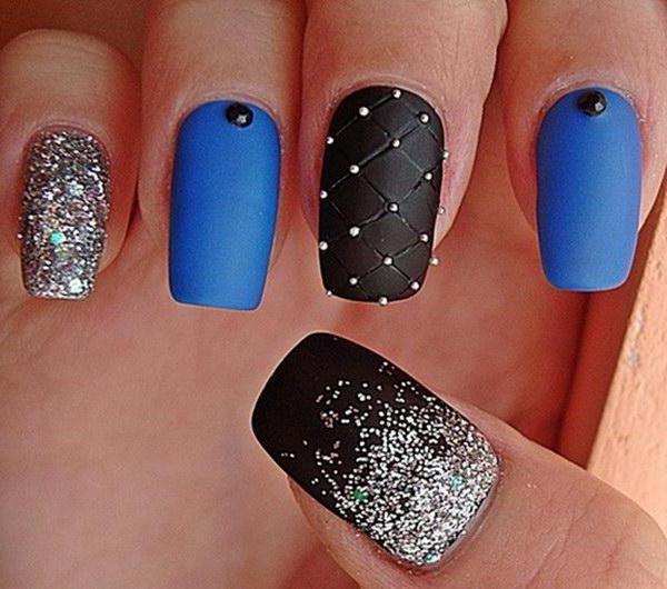Frostat blå manikyr: nagel design