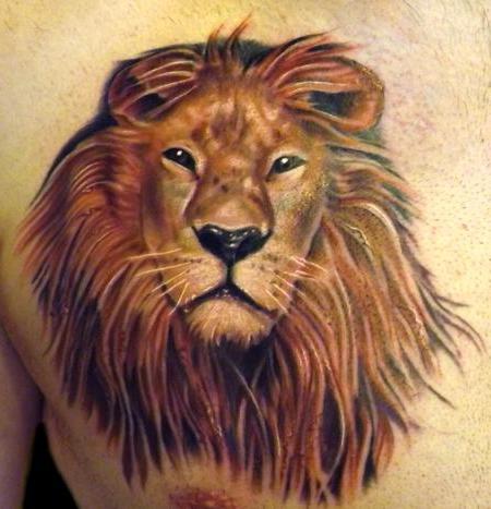 Har tatuering av ett lejonämne?