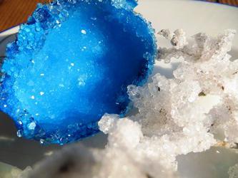 Hur odlar man kristaller från salt och andra ämnen?